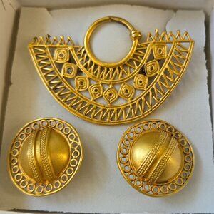 GOLD COLORED EGYPTIAN STYLE PENDANT/PIN & EARRINGS